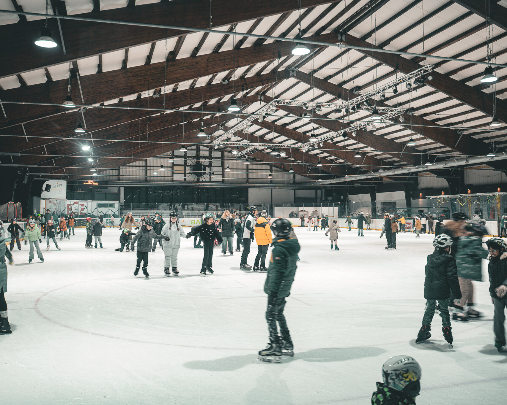 Eislaufen mit Schulklasse Verordnung Helm - im Icehouse Eppelheim